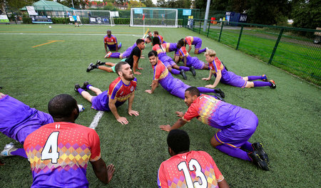 Eine starke Botschaft. Die Spieler des Clapton CFC in ihrem berü...