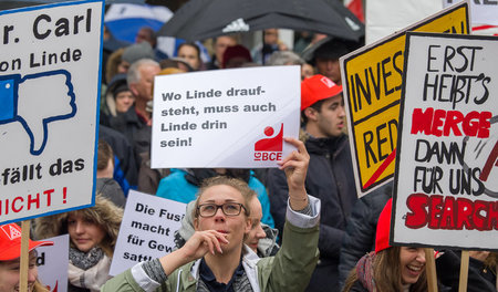 Vergeblich: Beschäftigte der Linde AG bei Protestaktion gegen di...