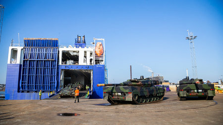 Deutsche »Leopard 2«-Panzer am 11. Oktober im Hafen von Fredriks...