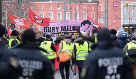 Teilnehmer einer Demonstration in Gedenken an Oury Jalloh am 7. ...