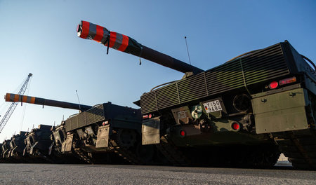 »Leopard 2«-Panzer stehen nach ihrer Verschiffung nach Norwegen ...