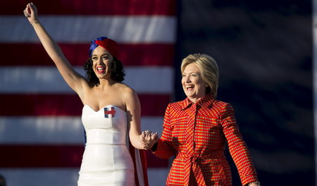 Die Neoliberale Hillary Clinton (rechts) mit der Sängerin Katy P...