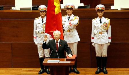 Nguyen Phu Trong legte am Dienstag vor dem Parlament in Hanoi de...