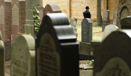 Stille Andacht auf dem 1880 angelegten Jüdischen Friedhof in Ber...