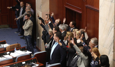 Der rechte Rand: Abgeordnete der oppositionellen VMRO bei der Ab...