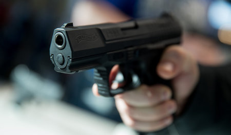Bei der von Khan gezogenen Waffe handelt es sich nach Zeugenauss...