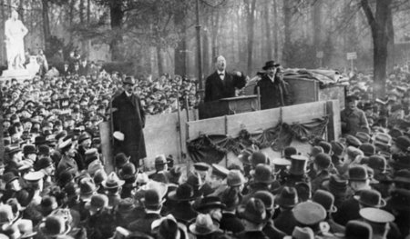 Karl Liebknecht spricht bei einer Kundgebung im Berliner Tiergar...