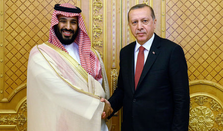 Der türkische Staatschef Recep Tayyip Erdogan (r.) trifft im sau...
