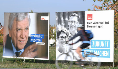 Mit viel Photoshop und einem Lächeln will Volker Bouffier (CDU, ...