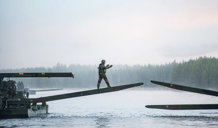 Bei Rena in Norwegen, 23. Oktober: Deutsche Soldaten bei einer F...