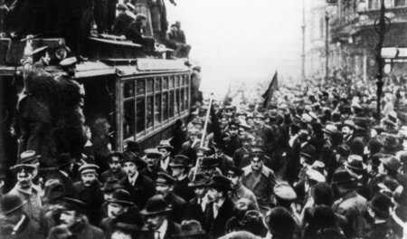 Stimmung! Streikende Arbeiter füllen am 9.11.1918 die Straßen vo...
