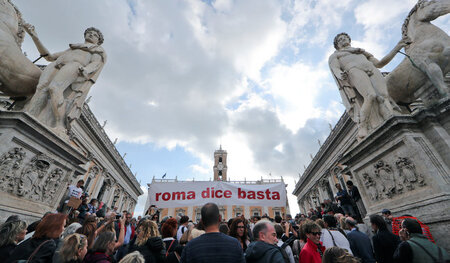 »Rom sagt basta«: Demonstration gegen die Stadtverwaltung der it...