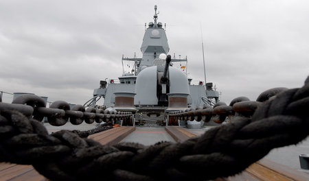 Kiel, 25. Juni 2015: Blick auf das Deck und das Bordgeschütz der...