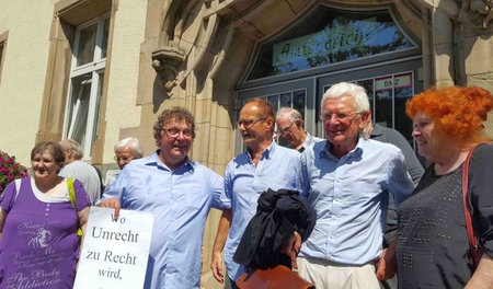 Der DKP-Vorsitzende Patrik Köbele, Michael Gerber, Anwalt Herber...