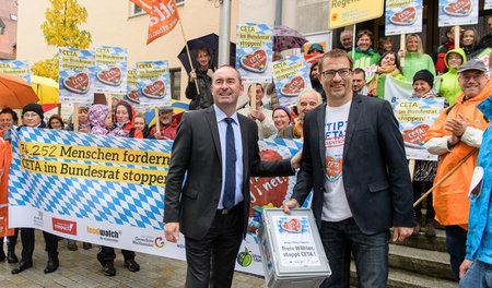 Hubert Aiwanger (vorne links) nahm am Sonnabend in Regensburg di...