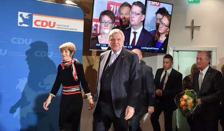 Hochmütiger Verlierer: Volker Bouffier (CDU, M.) betritt mit Ent...