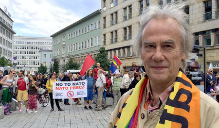 »Nein zum Krieg, nein zur NATO« – Reiner Braun bei einer frieden...