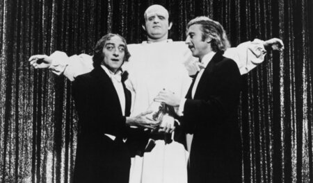 Igor (Marty Feldman, l.) und Dr. Frederick Frankenstein (Gene Wi...