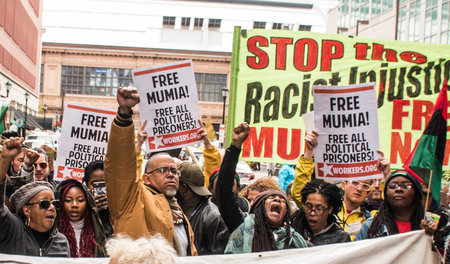 »Freiheit für Mumia«: Proteste vor dem Gericht in Philadelphia a...