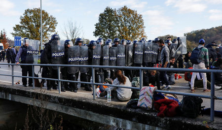 Versperrter Übergang: Kroatische Grenzpolizisten hindern Flüchtl...