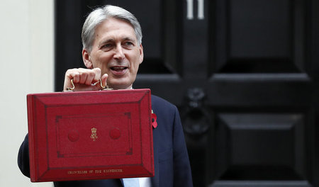 Traditionelle Show: Finanzminister Philip Hammond präsentiert vo...