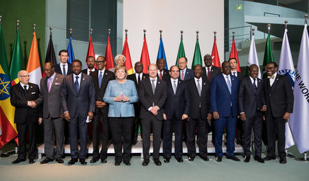 Die ganze Bande mit Kanzlerin Merkel, Vizeregierungschef Scholz ...