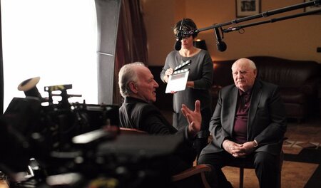 Immer schön in die Kamera: Großmeister Werner Herzog (l.) huldig...