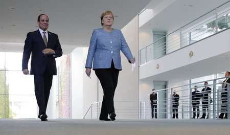 Auf dem Weg zur Pressekonferenz: Ägyptens Präsident Al-Sisi mit ...