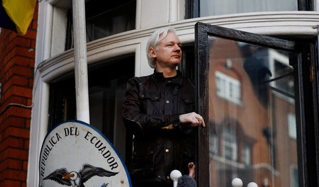 Whistleblower im Käfig: Julian Assange auf Balkon der Botschaft ...