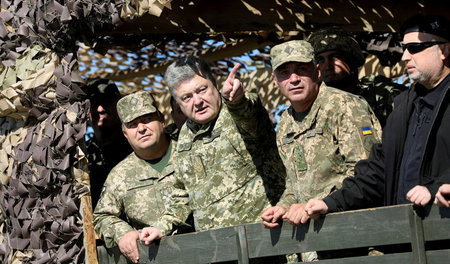 Der ukrainische Präsident Petro Poroschenko (2. v. l.) mit Verte...