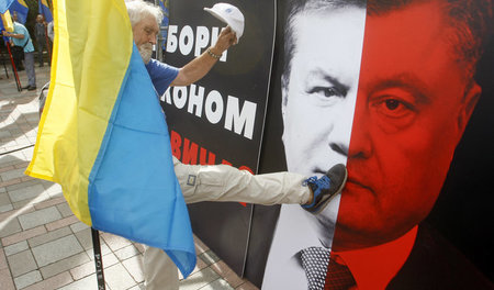 Gegen Janukowitsch und Poroschenko: Proteste in Kiew im Septembe...