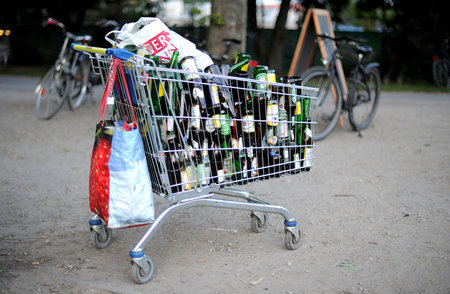 Zumutung Kapitalismus: Wagen eines Flaschensammlers in Hannover