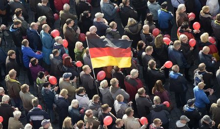 »Deutschland den Deutschen«. Eine Pegida-Kundgebung in Dresden a...