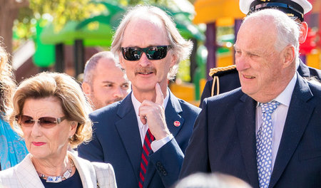 Geir O. Pedersen (Mitte) mit Norwegens Königin Sonja und König H...