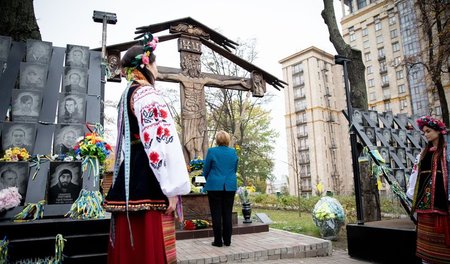Bundeskanzlerin Merkel legt Blumen am Denkmal der »Himmlischen H...