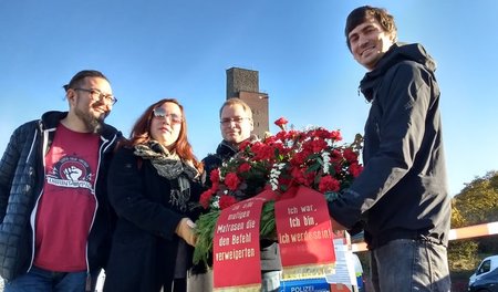 Mitglieder der Hochschulgruppe von Die Linke.SDS und Lorenz Göst...