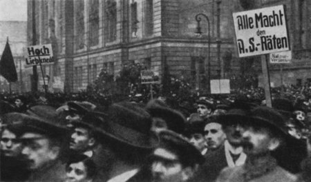 Kundgebung der Berliner Arbeiter vor dem Tagungsgebäude des Reic...