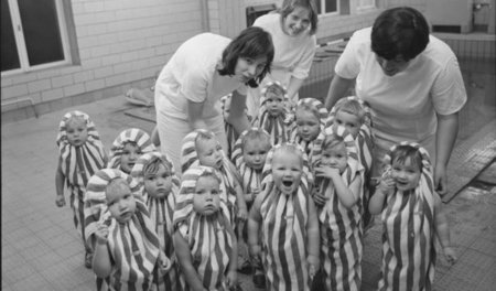 Glückliche Kinder 1976 im Schwimmbad einer Krippe in der DDR – o...