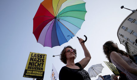 Bewegung gegen nationalkonservatives Kabinett: Protest am Weltfl...