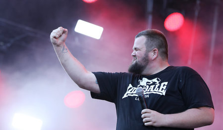 Sänger Jan »Monchi« Gorkow auf der Bühne beim Musikfestival Rock...