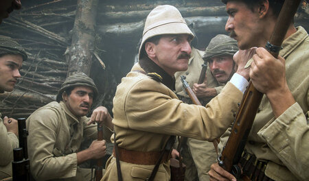 Atatürk (Tim Seyfi) verteidigt die Halbinsel Gallipoli erfolgrei...