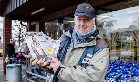 Der ehemals obdachlose Jörg Petersen ist einer von 530 Verkäufer... Der ehemals obdachlose Jörg Petersen ist einer von 530 Verkäufer...