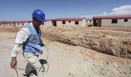 Lubango in Angola, 5. März 2014: Ein chinesischer Arbeiter auf e... Lubango in Angola, 5. März 2014: Ein chinesischer Arbeiter auf e...