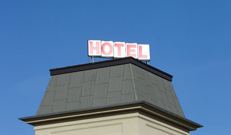 Hinweisschild auf einem Hotel in Köthen (Sachsen-Anhalt) - Foto ...