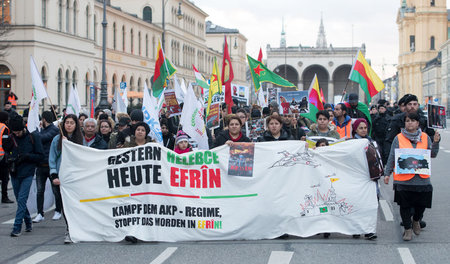 Kurdische Fahnen im Demonstrationszug gegen den Angriff auf Afri...