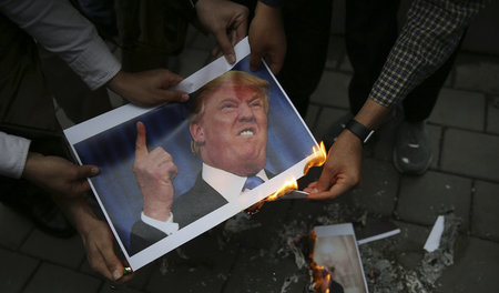 Feuriger Protest: Demonstranten verbrennen am Sonntag in Teheran...