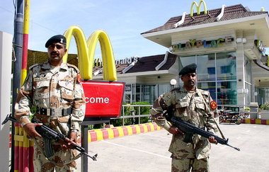 Außenposten der US-Vorherrschaft: Pakistanische Paramilitärs bew...