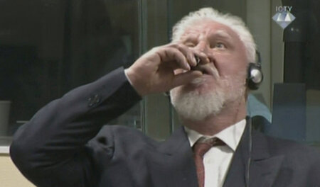 Vom Theaterregisseur zum Kriegsverbrecher: Slobodan Praljak trin... Vom Theaterregisseur zum Kriegsverbrecher: Slobodan Praljak trin...