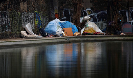 Opfer der Wohnungsnot: Obdachlose am Canal Saint-Martin in Paris... Opfer der Wohnungsnot: Obdachlose am Canal Saint-Martin in Paris...