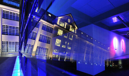 Schön blau: Das Karlsruher Zentrum für Kunst und Medientechnolog...